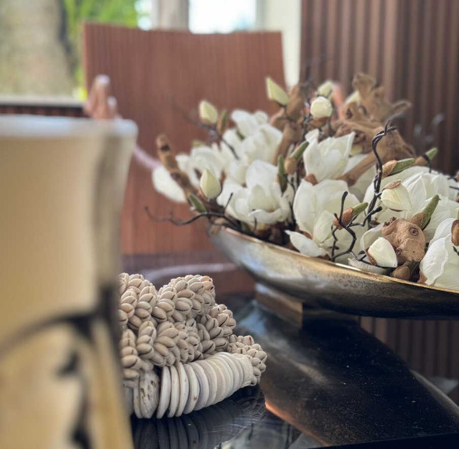 Magnólias e Madeira Driftwood no Vaso Denver Boat Dourado