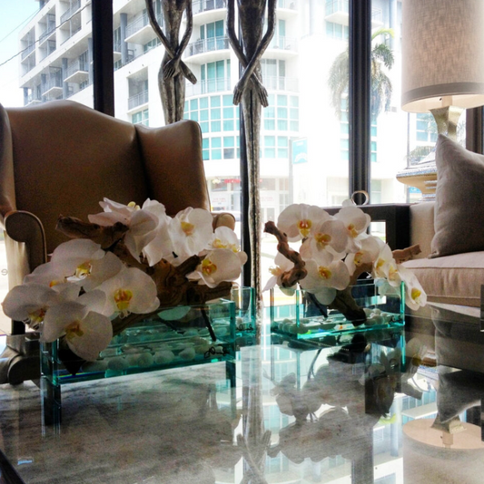 Vaso Decorativo de Vidro Casa Moderna 30 cm com Orquídeas Brancas