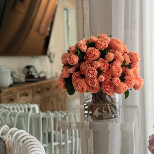 Rosas Inglesas em Vaso Cilíndrico de Vidro Transparente