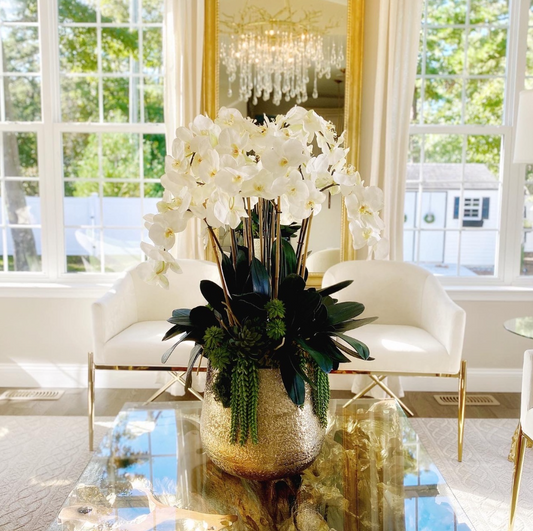 Vaso Delaney Dourado com Múltiplas Hastes de Orquídeas Phalaenopsis e Suculentas