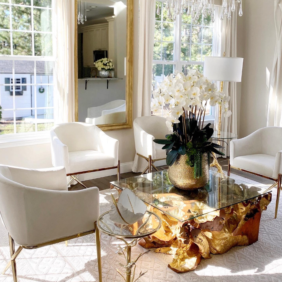 Vaso Delaney Dourado com Múltiplas Hastes de Orquídeas Phalaenopsis e Suculentas