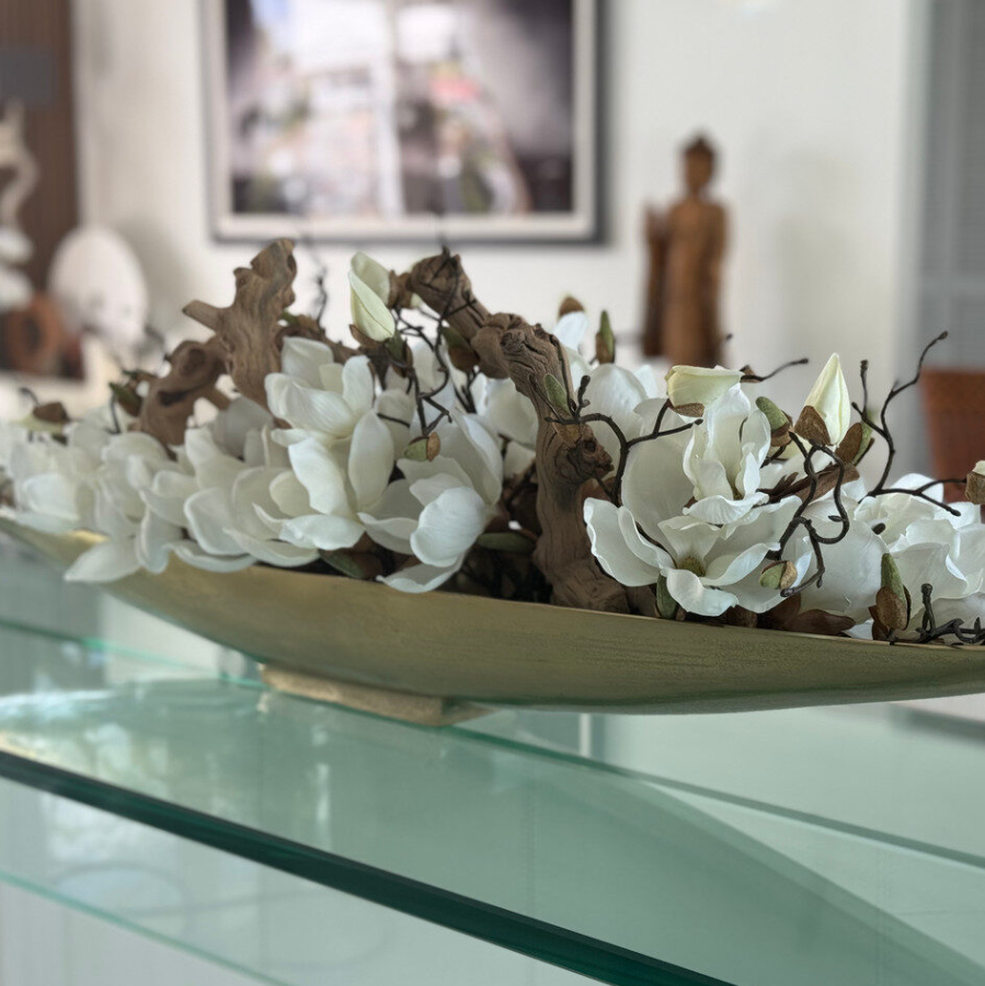 Magnólias e Madeira Driftwood no Vaso Denver Boat Dourado