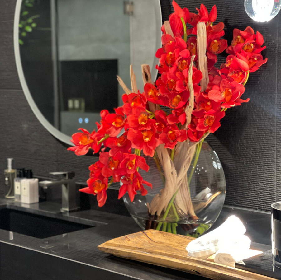 Cymbídios Vermelhos no Vaso Moon