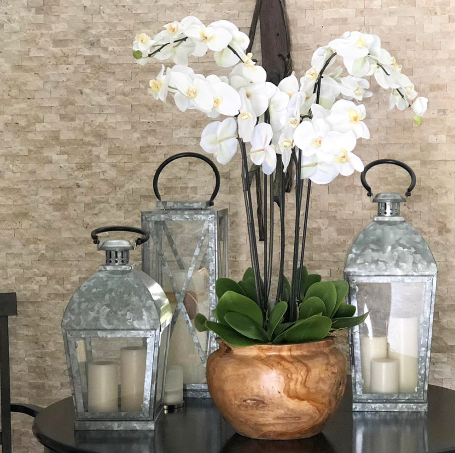 Bowl de Teca Grande com Orquídeas Brancas