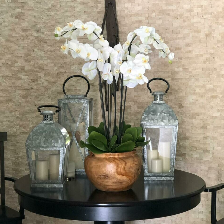 Bowl de Teca Grande com Orquídeas Brancas