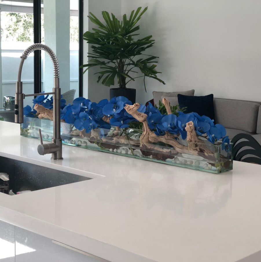 Vaso Decorativo de Vidro Casa Moderna 122 cm com Orquídeas Azuis